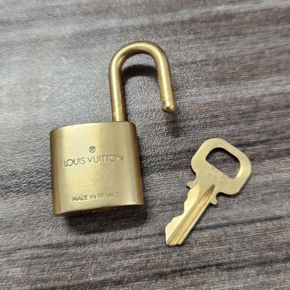 LV Lock and Key #305 - Picture 2 of 3